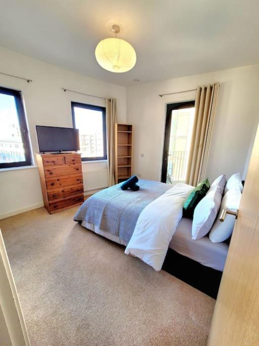 Battersea Power Station Suite Лондон Екстериор снимка